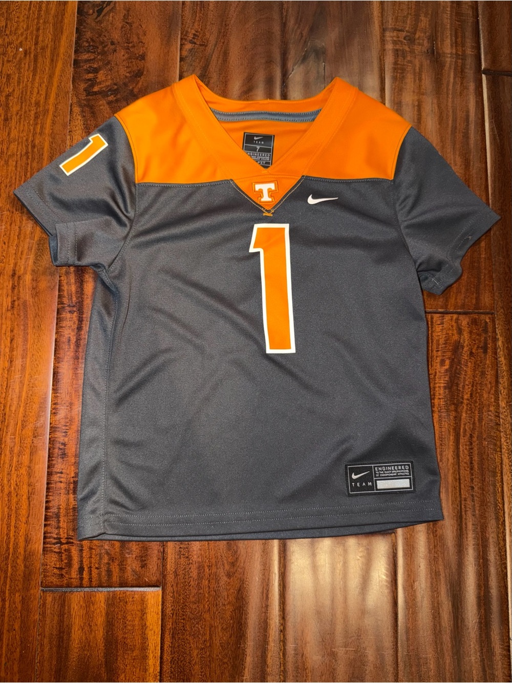 NIKE Univ of TN football jersey - youth size 7